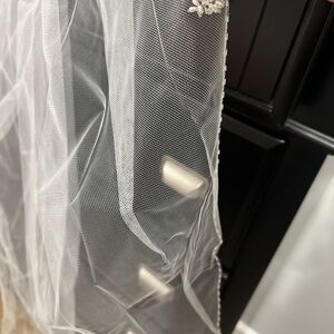Elegant White Veil with Swarovski NWT